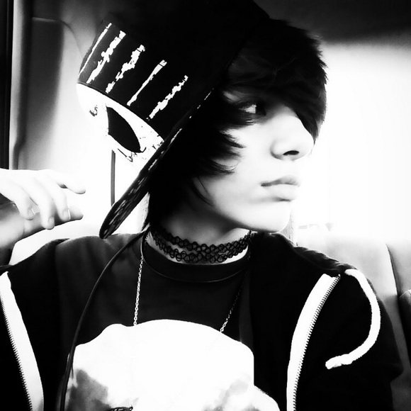 Meet your Posher, Tona - Picture 1 of 1